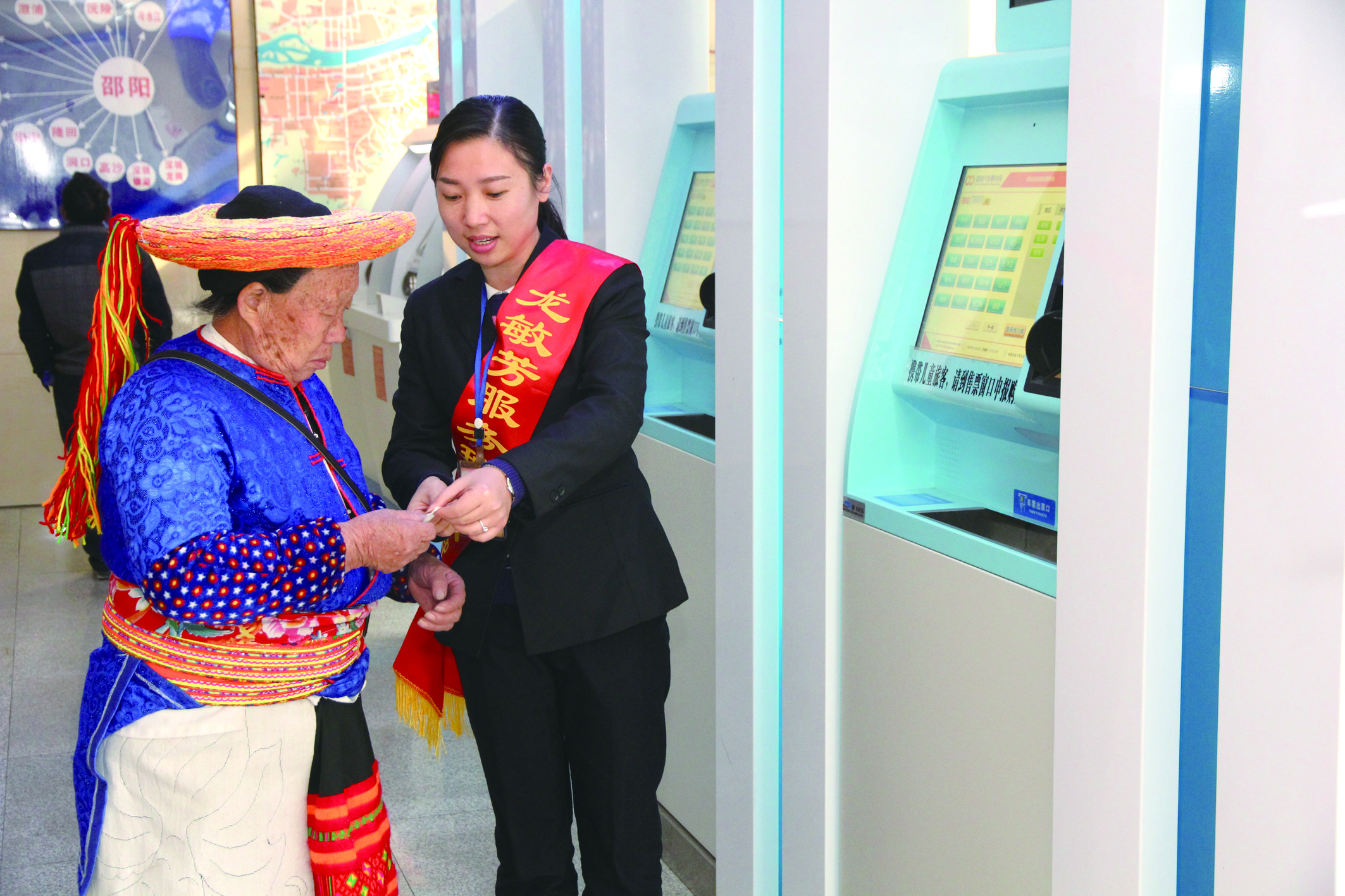 實(shí)名自助售票也深受瑤族老人青睞。 李高雄攝于市汽車北站