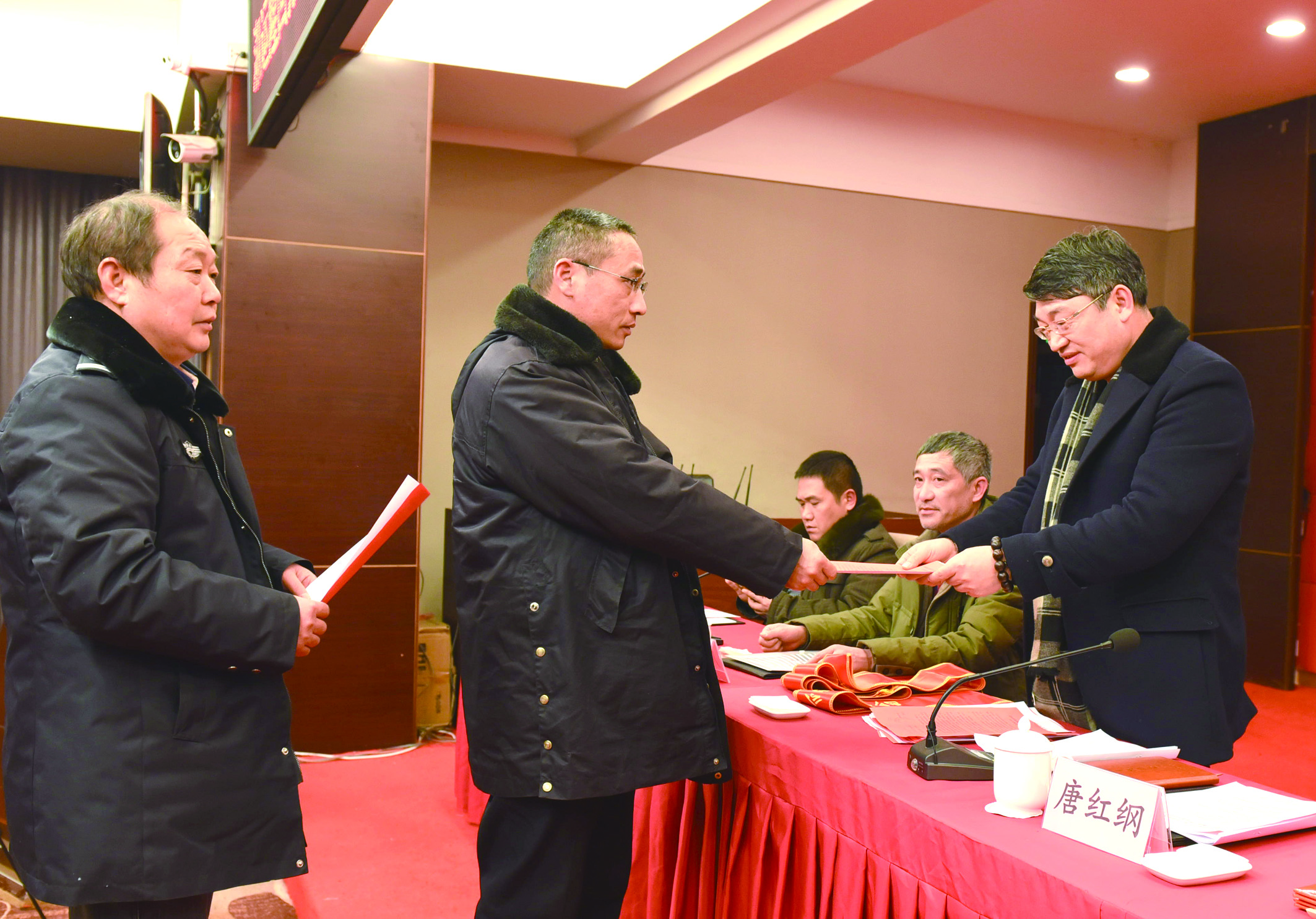 1月30日，隆回分公司召開2017年工作總結(jié)表彰大會(huì)暨2018年春運(yùn)工作動(dòng)員大會(huì)。