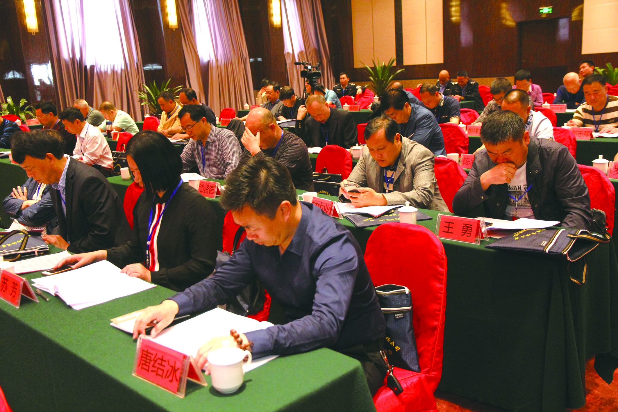 圖為第一屆五次股東代表在認(rèn)真聽取工作報(bào)告。