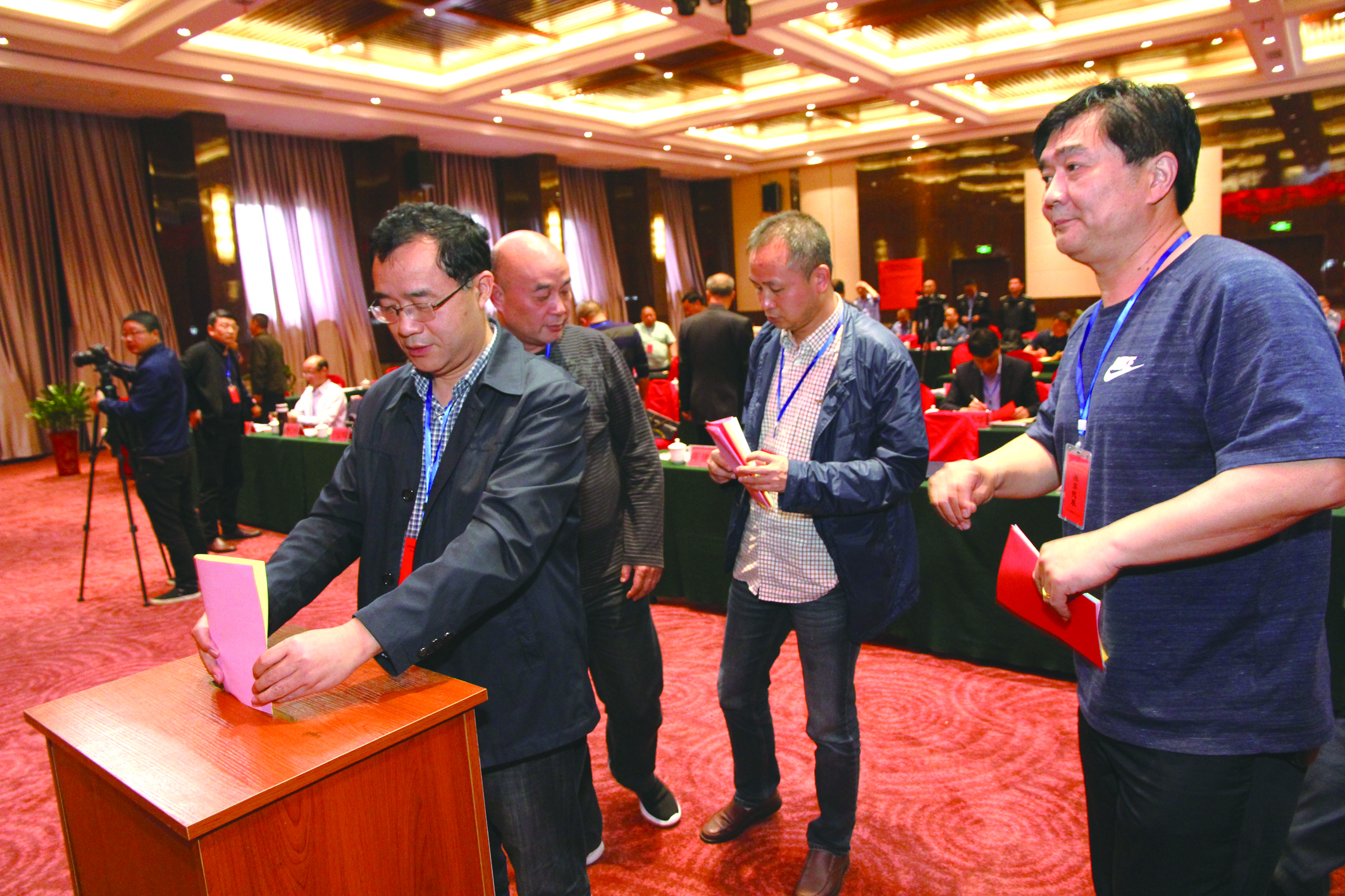 圖為第一屆五次股東代表在投票選舉。