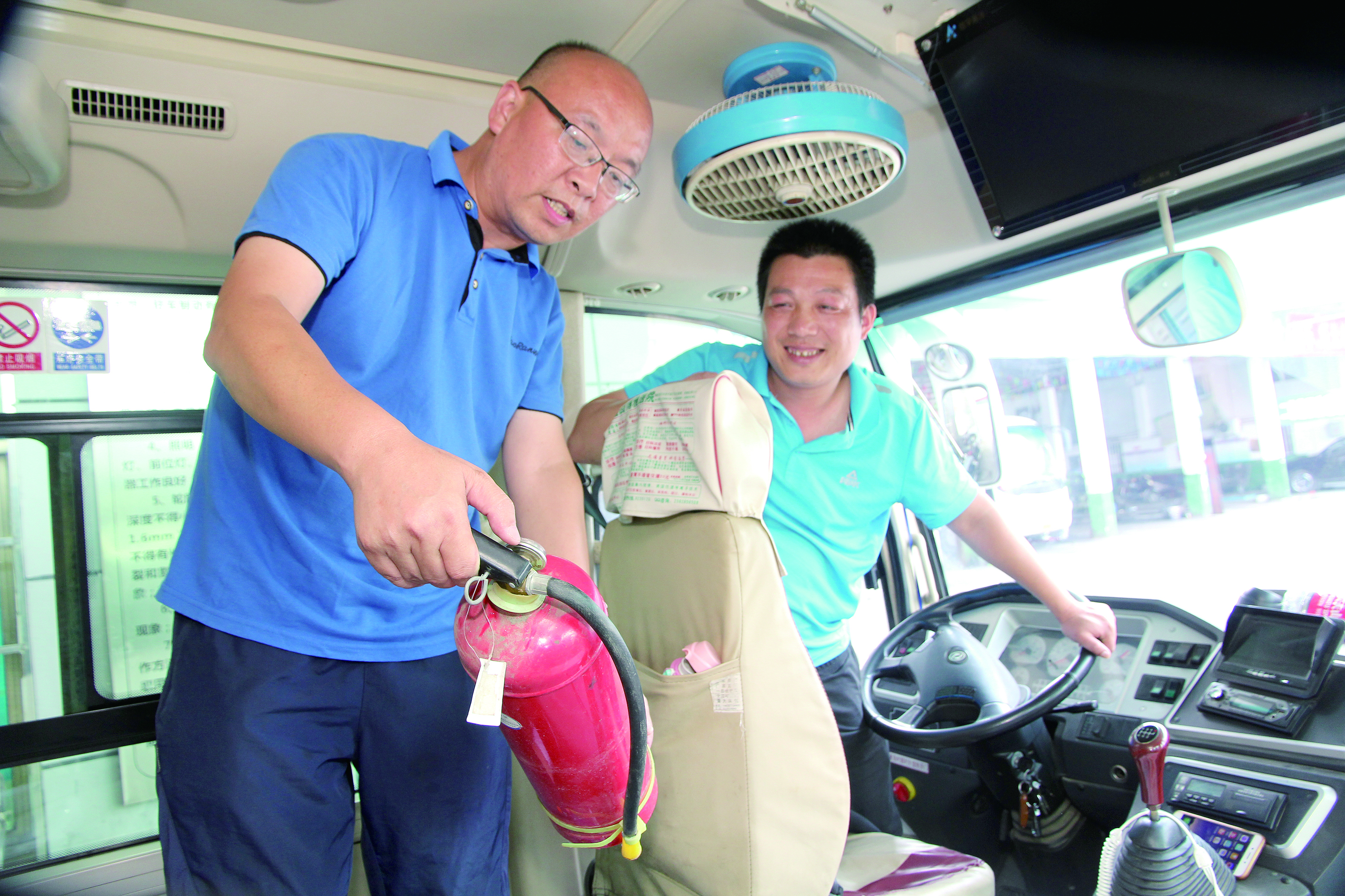 安全稽查兩不誤 ——記集團(tuán)公司優(yōu)秀共產(chǎn)黨員、隆回汽車西站副站長李擁政 肖秀華