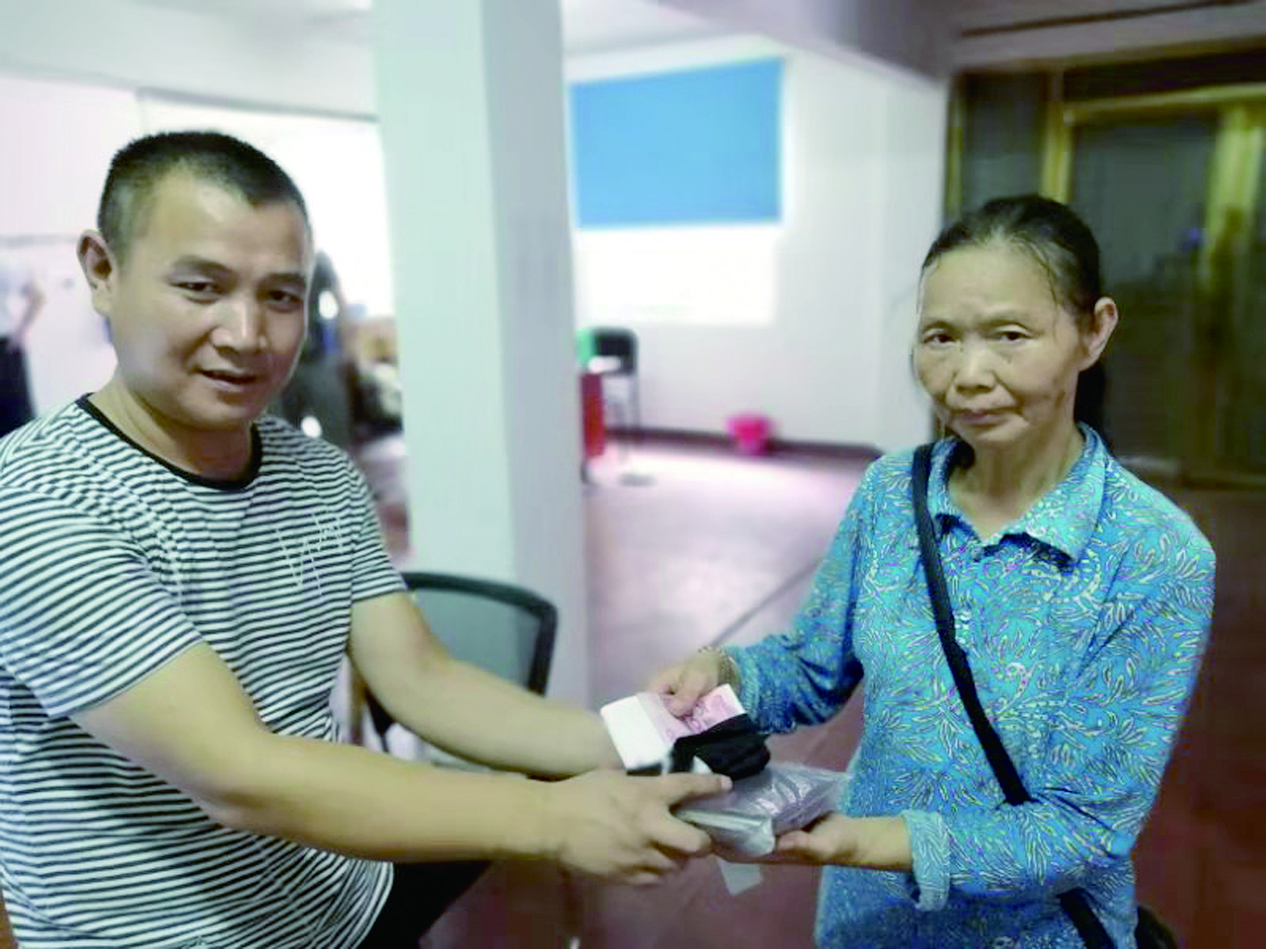 點(diǎn)贊！6500元現(xiàn)金完璧歸趙 （王智春 李高雄報(bào)道）